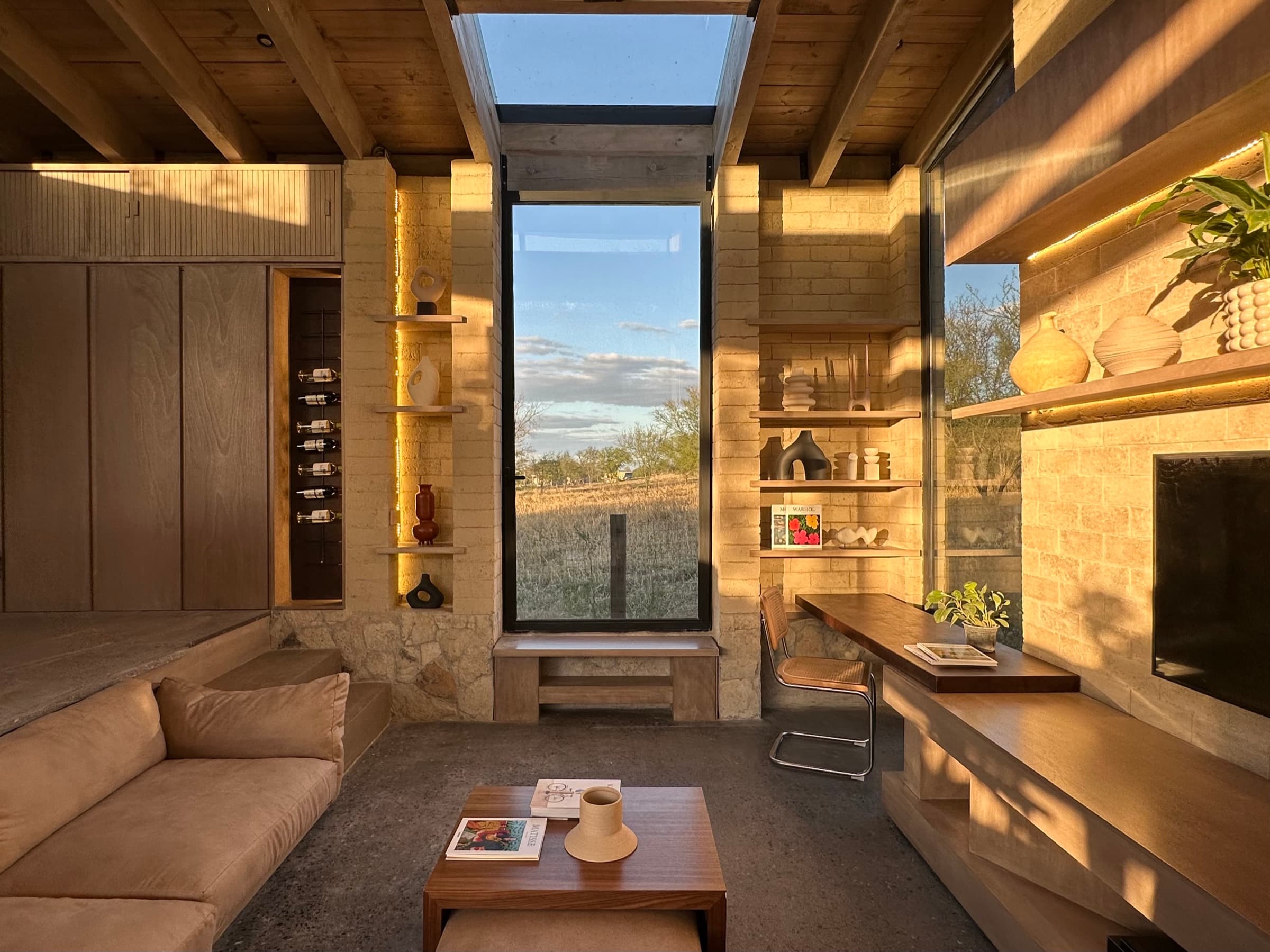 Sala con vista al valle al atardecer